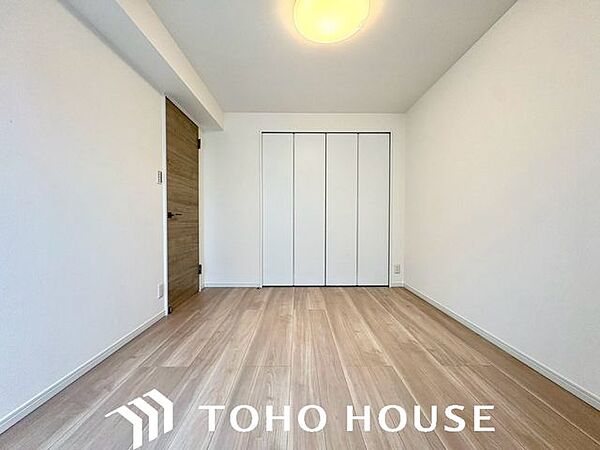 【使い勝手の良いお部屋】書斎やゲストルーム、テレワークスペースとしても活用できる便利な洋室。明るい採光が確保されており、ライフスタイルに合わせてマルチにお使いいただける機能的な空間です。