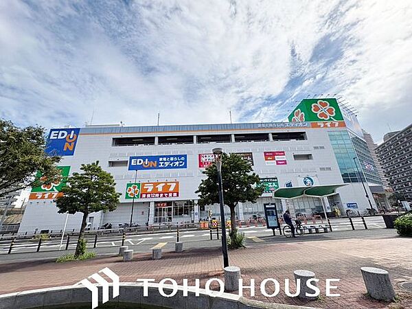 ライフ京橋店 徒歩8分。 590m