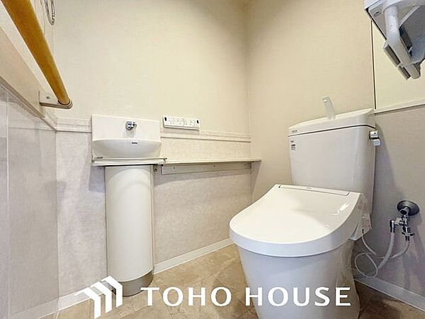 ホワイトを基調とした、清潔感あふれるシンプルなトイレ空間。限られたスペースながらも、お手入れのしやすい床材やクロスが採用されており、日々の掃除がスムーズに行える機能的な造りに仕上がっています。