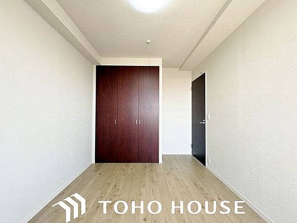 一日の疲れを癒やすのにふさわしい、落ち着いた雰囲気が魅力の洋室。十分な居住性を確保しており、ベッドを配置しても圧迫感を感じにくいため、ご家族がゆったりとリラックスして過ごせる設計です。