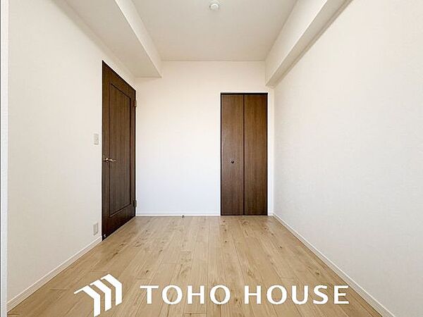 心と体をゆったりと安らげる主寝室。寝室のゆとりが大きい分だけ、暮らしの安らぎは深まります。一日の疲れを癒すだけでなく、ご夫婦の親密な語らいを紡ぎ出します。