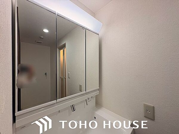 毎日使う場所だからこそ、お手入れのしやすい洗面台を採用。サッと拭き取るだけで清潔な状態をキープでき、毎日の手洗い・うがいも気持ちよく行えます。