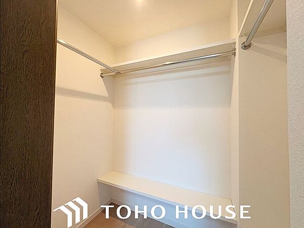 たくさんの洋服をかけてもシワになりにくいウォークインクローゼット。洋服以外にも、普段使わない家電やスーツケース、ストック品など何でも片付く嬉しい空間です。