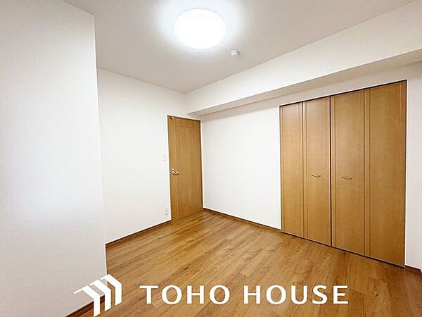 子ども部屋、書斎、あるいはゲストルームなど、ご家族のライフスタイル変化に合わせて多目的に使える洋室。無駄のないシンプルな形状だからこそ、用途を選ばずフレキシブルに活用可能です。
