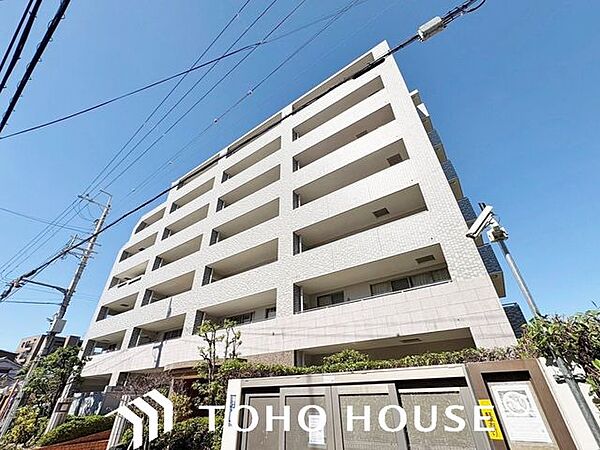 陽光を効率よく取り込めるよう、窓の配置や建物の形状に配慮された設計。外からの視線を適度に遮りながらも、室内に明るい光と心地よい風を届ける工夫が外観デザインからも見て取れます。