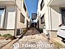 外観：エントランスへと続くゆとりあるアプローチと、視覚的な開放感を備えた外観設計。敷地内の植栽や共有スペースもすっきりと整備されており、居住者や訪れる人々を落ち着いた雰囲気で迎え入れます。