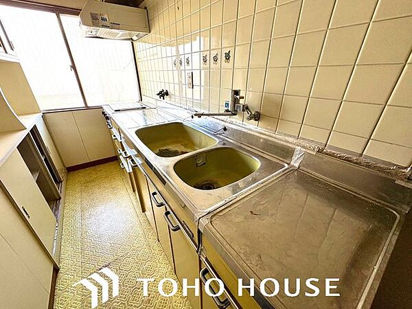 日々の料理がはかどる使い勝手の良いキッチンエリア。調理スペースもしっかり確保されており、手際よく作業が行えます。