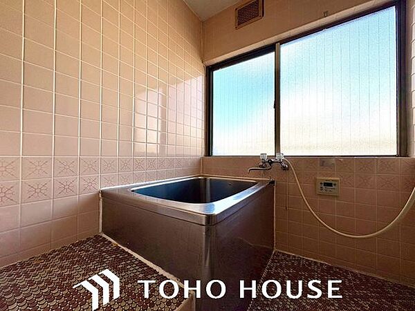 一日の疲れを癒やしてくれるバスルーム空間。ゆったりと湯船に浸かり、リフレッシュした時間をお過ごしいただけます。
