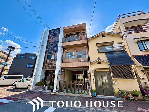 落ち着いた住宅街に馴染む外観デザイン。敷地内には便利な無料駐車場を備えており、マイカー所有の方にもおすすめです。