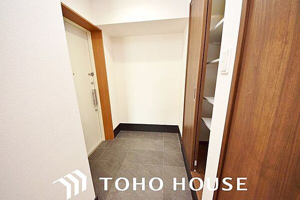 広々とした玄関。トールサイズのシューズボックスを設け、いつも片付いた清潔な空間を保てそう。また、シューズボックスのミラーは全身鏡としてもご活用いただけます。