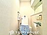 トイレ：温水洗浄便座付きのトイレ。上部にはトイレットペーパーなどを置ける便利な棚が設置されています。