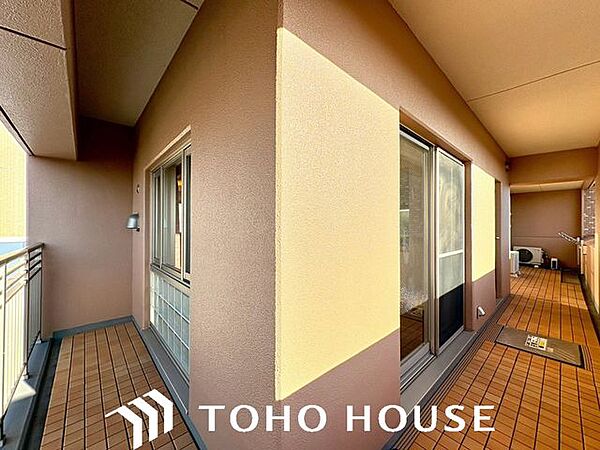 太陽の光がしっかりと届くバルコニー。お洗濯物を干すスペースが確保されており、風通しも良好です。