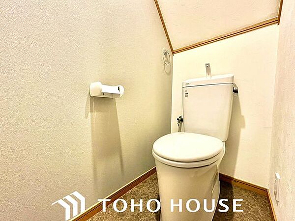 温水洗浄機能付き便座が新しく設置されています。毎日使う水回りが新品だと衛生的で安心ですね。清潔な空間で、気持ちよく新生活が始められます。