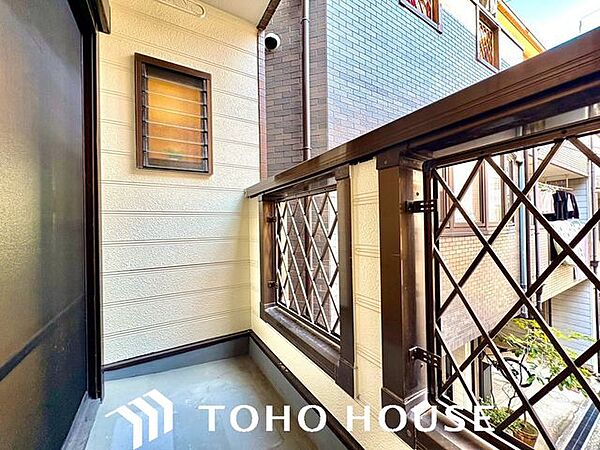 居室から出入りができる使い勝手の良いバルコニー。窓を開ければお部屋に開放感が生まれ、心地よい風と明るい日差しを室内へたっぷり取り込めます。