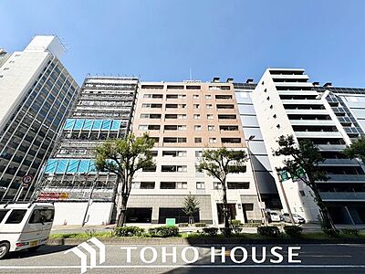外観：閑静な住宅街に佇む、存在感のある邸宅です。周辺環境と調和した落ち着きのある色合いの外壁で、毎日の生活に安らぎを与えてくれます。