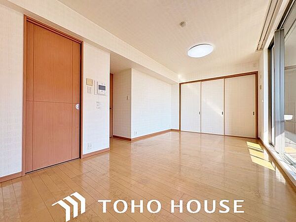 キッチンとリビングダイニングが直線（または最短）でつながる、生活動線を凝縮した設計。配膳や片付けの移動に無駄がないため日々の負担が軽減され、効率的な暮らしをサポートします。