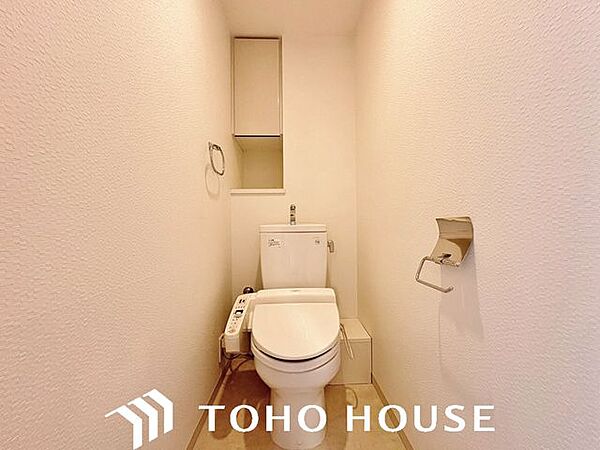 ホワイトを基調とした、清潔感あふれるシンプルなトイレ空間。限られたスペースながらも、お手入れのしやすい床材やクロスが採用されており、日々の掃除がスムーズに行える機能的な造りに仕上がっています。