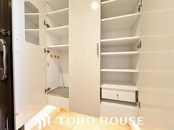 可動棚（または固定棚）が配備され、高さを調節しながら無駄なく荷物を詰め込める機能的な物入れ。散らかりがちな日用品のストックや掃除用具などを一箇所に集約できるため、住まい全体の美観をキープできます。