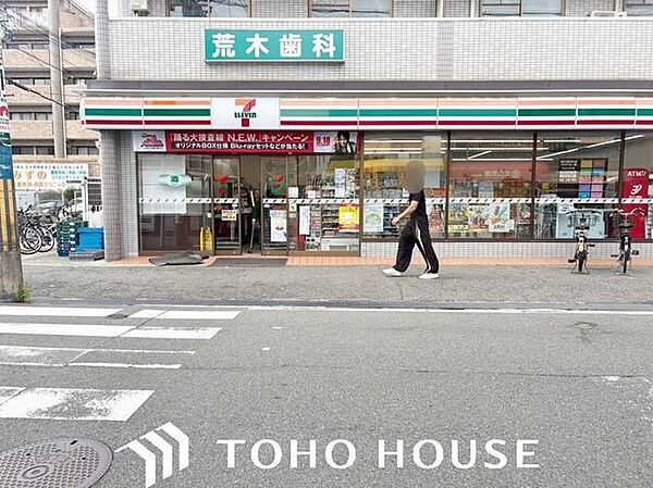 セブンイレブン豊中服部豊町1丁目店 徒歩3分。 240m