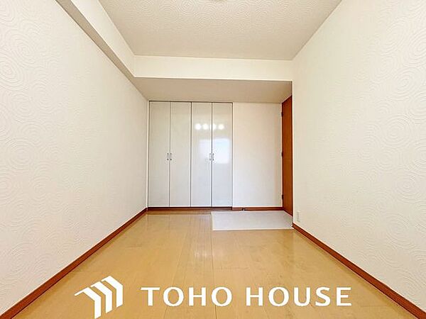 窓からの採光をしっかりと確保した明るい洋室。日中は自然光が室内に心地よく行き渡り、爽やかな空間を演出します。毎日の目覚めを心地よく迎えられるため、主寝室としての利用にもおすすめです。