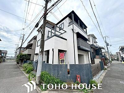 外観:ミサワホーム施工の確かな造りが際立つ、重厚感あふれる3階建て。白とダークカラーの配色が青空に映えるスタイリッシュな外観です。東南角地の利点を生かした開放的な佇まいで、ご家族の快適な暮らしを演出します。 外観:ミサワホーム施工の確かな造りが際立つ、重厚感あふれる3階建て。白とダークカラーの配色が青空に映えるスタイリッシュな外観です。東南角地の利点を生かした開放的な佇まいで、ご家族の快適な暮らしを演出します。