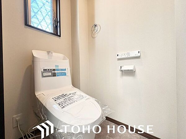 【2ヵ所設置！】温水洗浄機能付き便座が新しく設置されています。毎日使う水回りが新品だと衛生的で安心ですね。清潔な空間で、気持ちよく新生活が始められます。