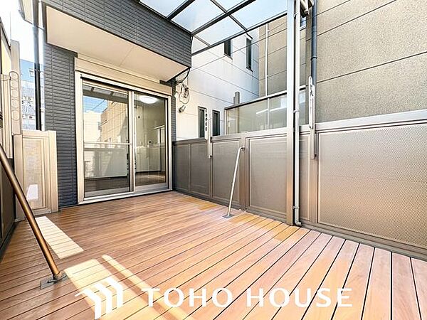 ワイドバルコニーを設け、大家族にも対応できる物干しスペースを確保しております。防水加工が施されておりますので経年劣化等にも対応しております。