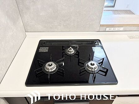 キッチン設備も日々進化しています。油汚れが簡単に拭き取れる新素材で加工された天板や、シンクの流水音を軽減する特殊加工などなど、新しいお家には充実の設備が満載です。