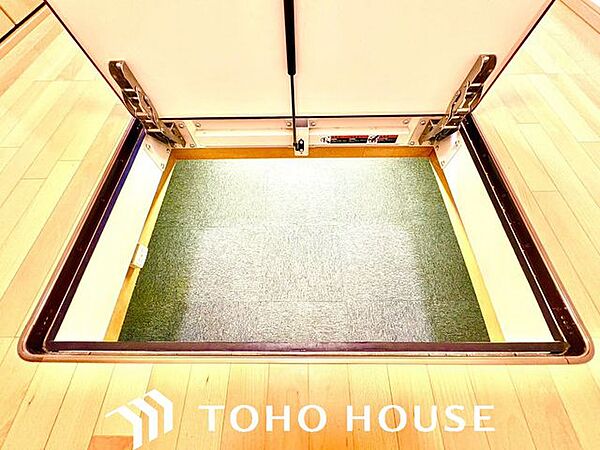 生活空間を圧迫せずに大型の荷物や備蓄品を隠して収納。居室の広さを保ちつつ、部屋をすっきり保てます。ルコニー