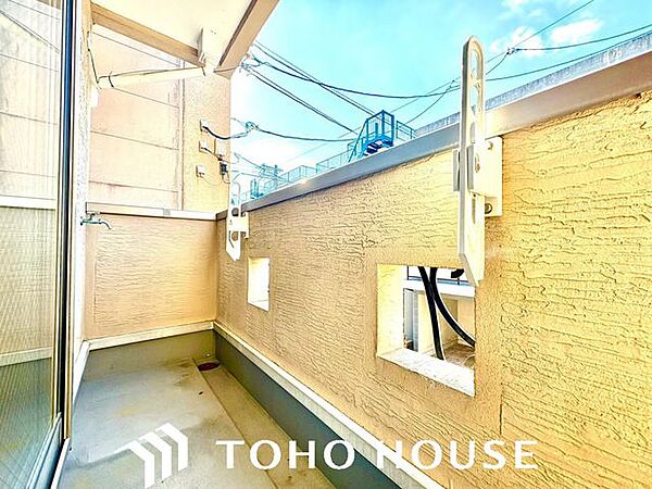 居室から出入りができる使い勝手の良いバルコニー。窓を開ければお部屋に開放感が生まれ、心地よい風と明るい日差しを室内へたっぷり取り込めます。