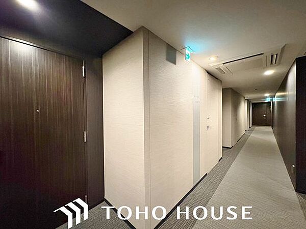 足元をすっきりと見せるシューズボックスが備え付けられた玄関ホール。ご家族の靴をしっかりと収納できるため散らかりにくく、毎日の出入りやゲストの迎え入れを気持ちよく行える実用的な空間です。