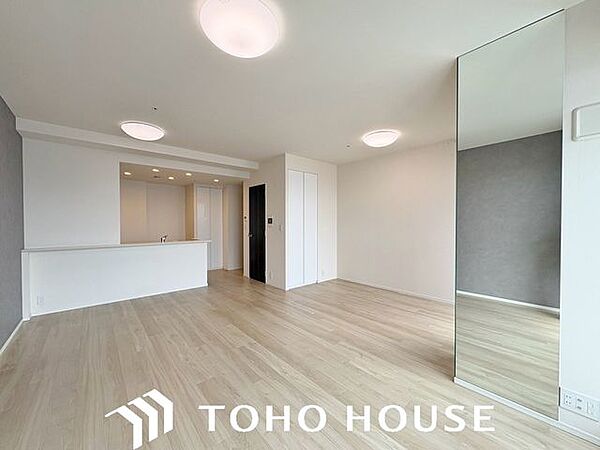 窓からの採光を室内の奥まで取り込めるよう配慮された設計。ホワイトベースの内装が光を反射し、お部屋全体に爽やかな明るさと奥行きをもたらすため、帖数以上の視覚的開放感を演出します。