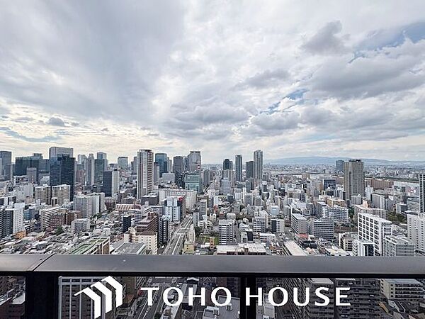 前面に極端な遮蔽物がなく、程よい開放感を確保した窓からの眺望。外からの視線が直接気になりにくい配置（または距離感）が保たれており、室内にいながら周囲の落ち着いた住環境を確認できる安心の景色です。