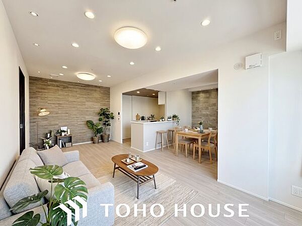 ※現況写真にAIによる画像処理（家具等の配置）がされています。「想像していた以上に広い」が写真を撮っているときの感想です。家事動線に配慮したプランによりご家族がくつろげる明るく広い空間が確保できました
