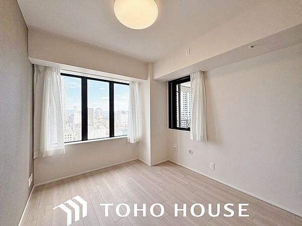 一日の疲れを癒やすのにふさわしい、落ち着いた雰囲気が魅力の洋室。十分な居住性を確保しており、ベッドを配置しても圧迫感を感じにくいため、ご家族がゆったりとリラックスして過ごせる設計です。