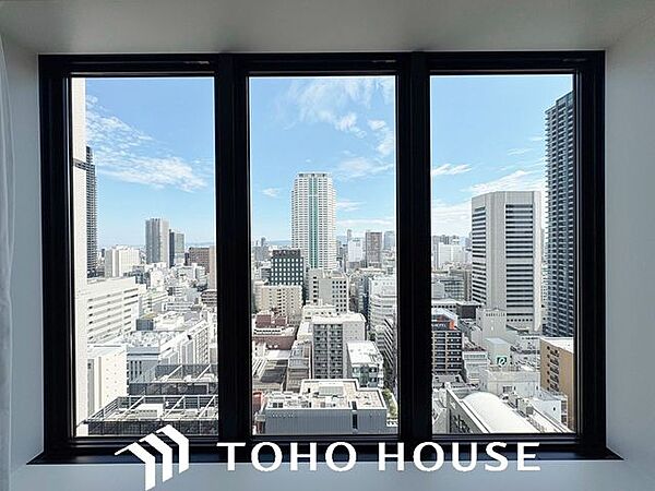 前面に極端な遮蔽物がなく、程よい開放感を確保した窓からの眺望。外からの視線が直接気になりにくい配置（または距離感）が保たれており、室内にいながら周囲の落ち着いた住環境を確認できる安心の景色です。