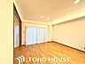 室内：間接照明が優しく照らす、ゆったりとくつろげる上質なくつろぎ空間です。
