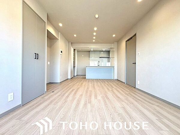 一日の中で多くの時間を過すことになるリビングダイニングだからこそ、いつも穏やかな空間であることが必然。爽やかな通風と採光を存分に感じる事が出来る空間です。