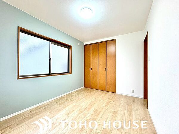 心と体をゆったりと安らげる主寝室。寝室のゆとりが大きい分だけ、暮らしの安らぎは深まります。一日の疲れを癒すだけでなく、ご夫婦の親密な語らいを紡ぎ出します。
