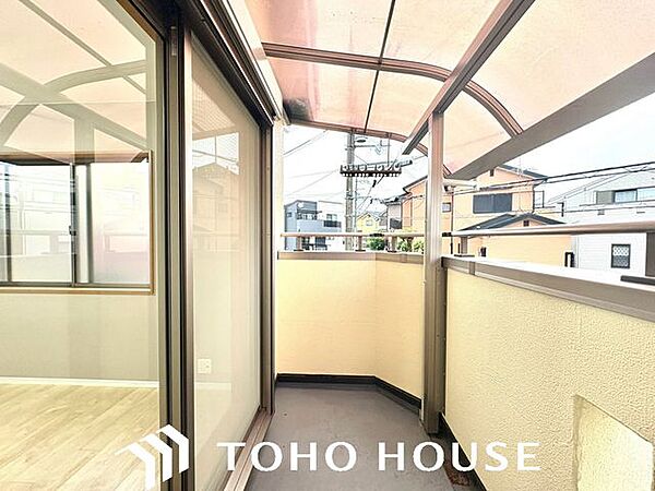 居室から出入りができる使い勝手の良いバルコニー。窓を開ければお部屋に開放感が生まれ、心地よい風と明るい日差しを室内へたっぷり取り込めます。