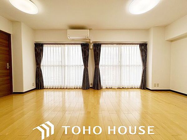 リビング『時を忘れる場所』家族みんなが集い、楽しい会話と美味しいごはん。何気のない家族団らんの時間がついつい長く夜更かししてしまう。そんな束の間の幸せを感じさせてくれる場所でありたい。
