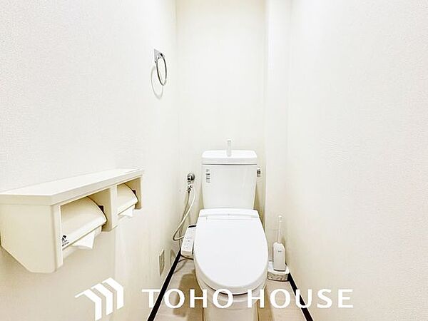 ウォシュレット機能付きのトイレは、収納が付いて実用性も兼ね備えた造り。