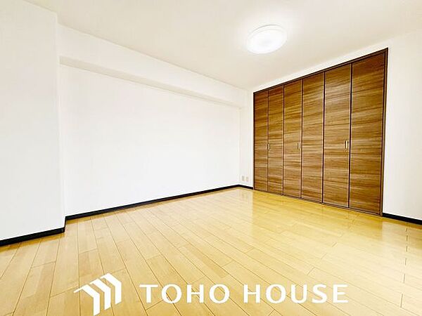 居室にはクローゼットを完備し、自由度の高い家具の配置が叶うシンプルな空間です。お子様の成長と必要になる子供部屋を与えるにはぴったりの間取りですね。