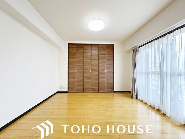 主寝室には大収納のクロゼットを配置しました。ご自慢のお洋服をしっかりとしまえる、確かな収納力を備えています。