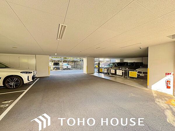 敷地内駐車場です。大切なお車を身近に停めておけるので防犯面でも安心。空き状況や車種制限についてはお気軽にお問い合わせください。