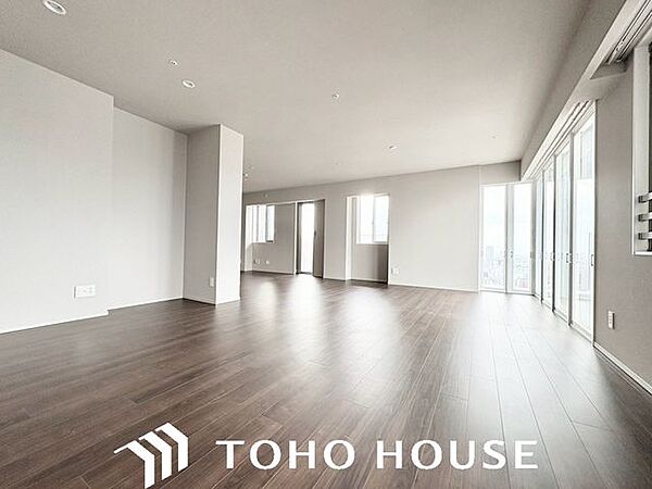 家族の暮らしに思いを馳せて、日常のワンシーンを表現したリビングダイニング。シンプルな機能美とスマートな空間美。「ホワイトナチュラル」のテイストが、自然体で過ごせる心地良さ生み出しています。