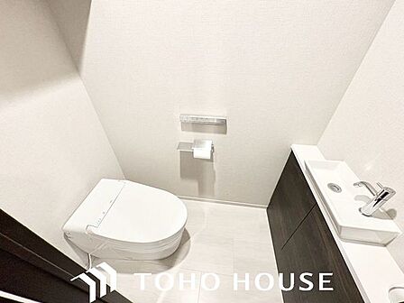 毎日気持ちよく使えるよう、衛生面と清潔感に配慮された快適なトイレ空間です。シンプルなデザインで日常のお手入れもしやすく、心地よいプライベート空間を保てます。