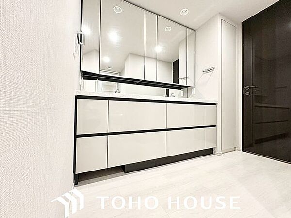 十分な大きさの洗面台は、身だしなみチェックや歯磨きなど、朝の慌ただしい時間でもホテルライクなスペースで余裕とゆとりを感じて頂けます。
