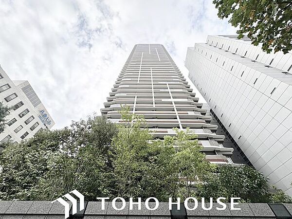 住まい探しは街探し。みんなが街探しのポイントにしているのは何？　第1位は過半数が支持した納得の 『交通の利便性』。続いて3割以上の人が『住環境』と『公園、緑地の充実』です。