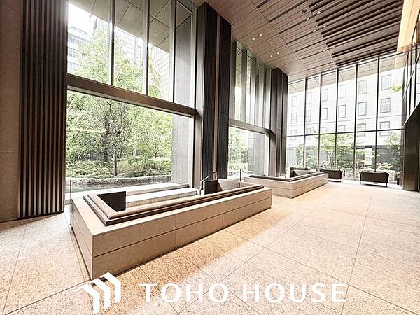 重厚感溢れるエントランスは、マンションの一つの特徴でもあります。その穏やかな佇まいに、訪れる方々は圧倒されるはず。オーナーとしてのステータスと市内アクセスの利便性を貴方の手に。